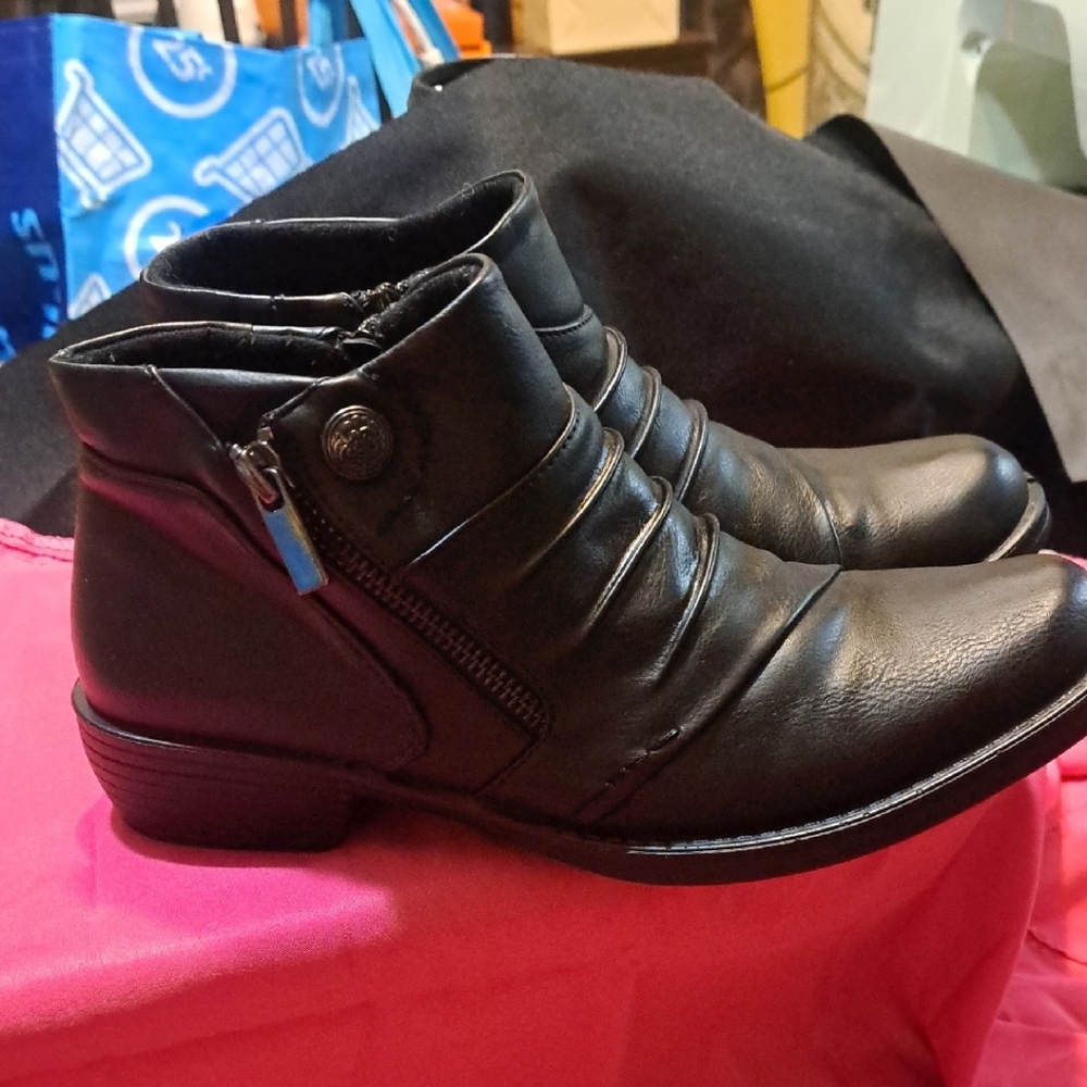 Sleek Black Leather Women's Boots